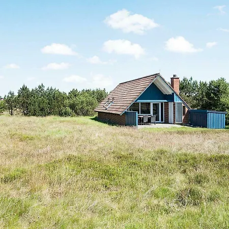 Three-bedroom Holiday In Dyrvik