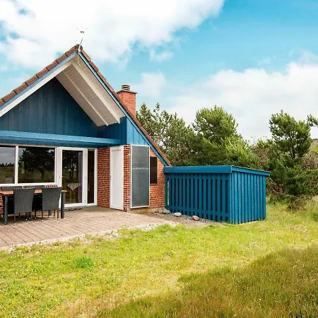 Three-bedroom Holiday In Dyrvik