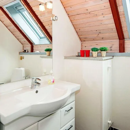 Three-bedroom Holiday In Dyrvik *